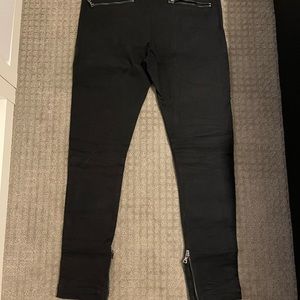 Men’s Size 32. Skinny jeans. Amazing condition.Sold as is. High quality zippers.